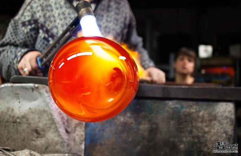 这哥们竟然给黑暗环境带来一抹绿和光 智能公会