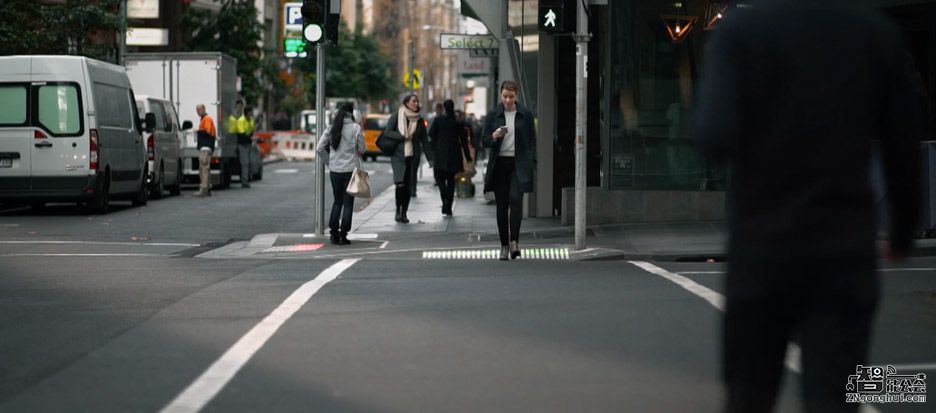 低头族看不见红绿灯？低头看手机易造成事故？有了它什么都解决了！ 智能公会