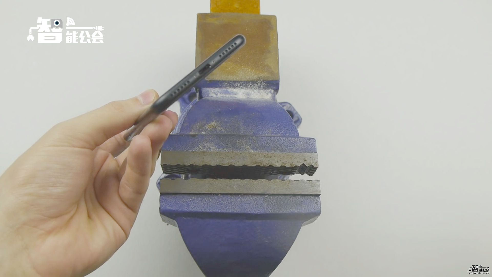 没3.5耳机插孔？逗逼老外教你1分钟改造iphone7 智能公会