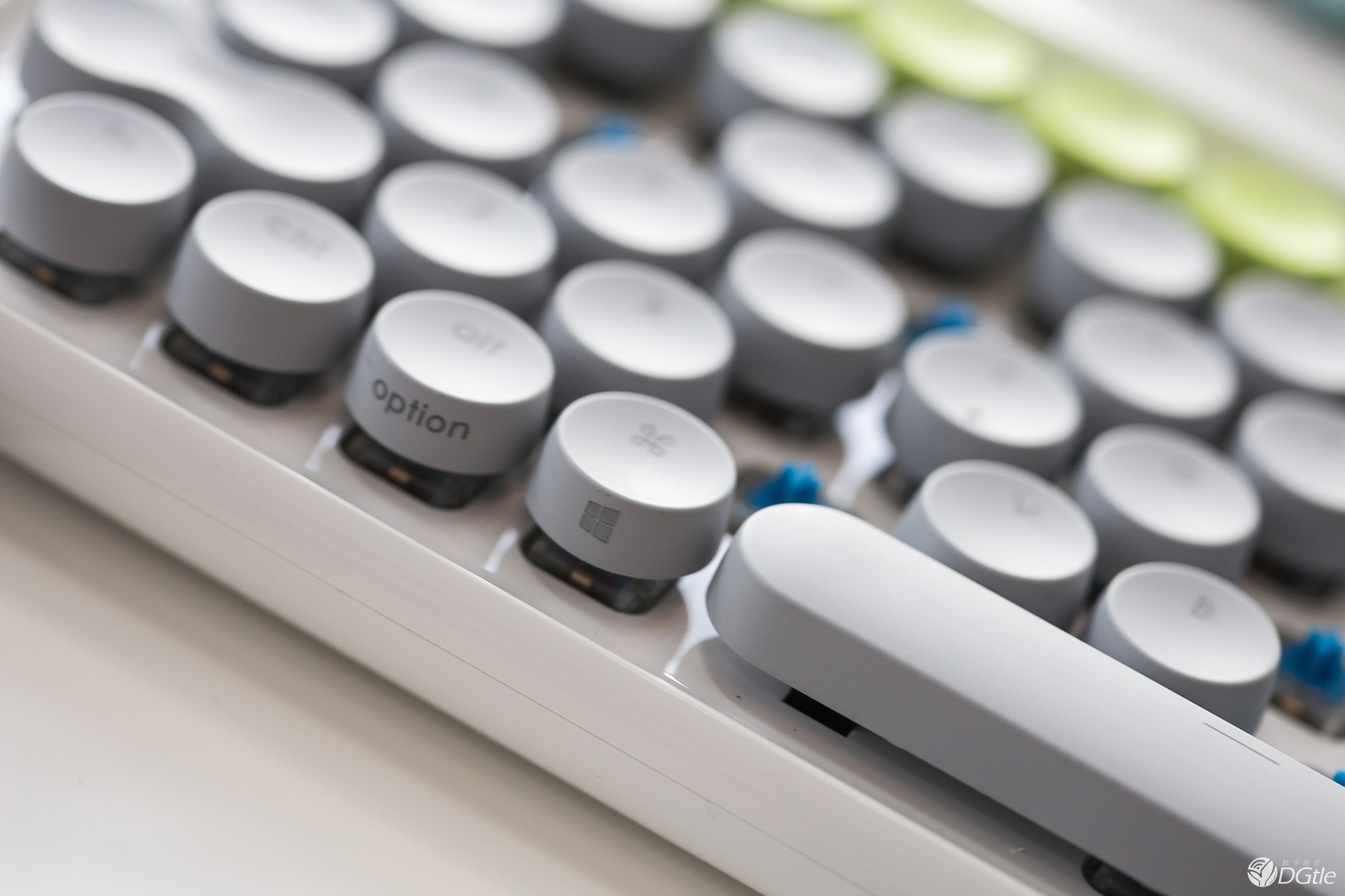 垂涎欲滴！披着糖果外衣的复古机械键盘 智能公会