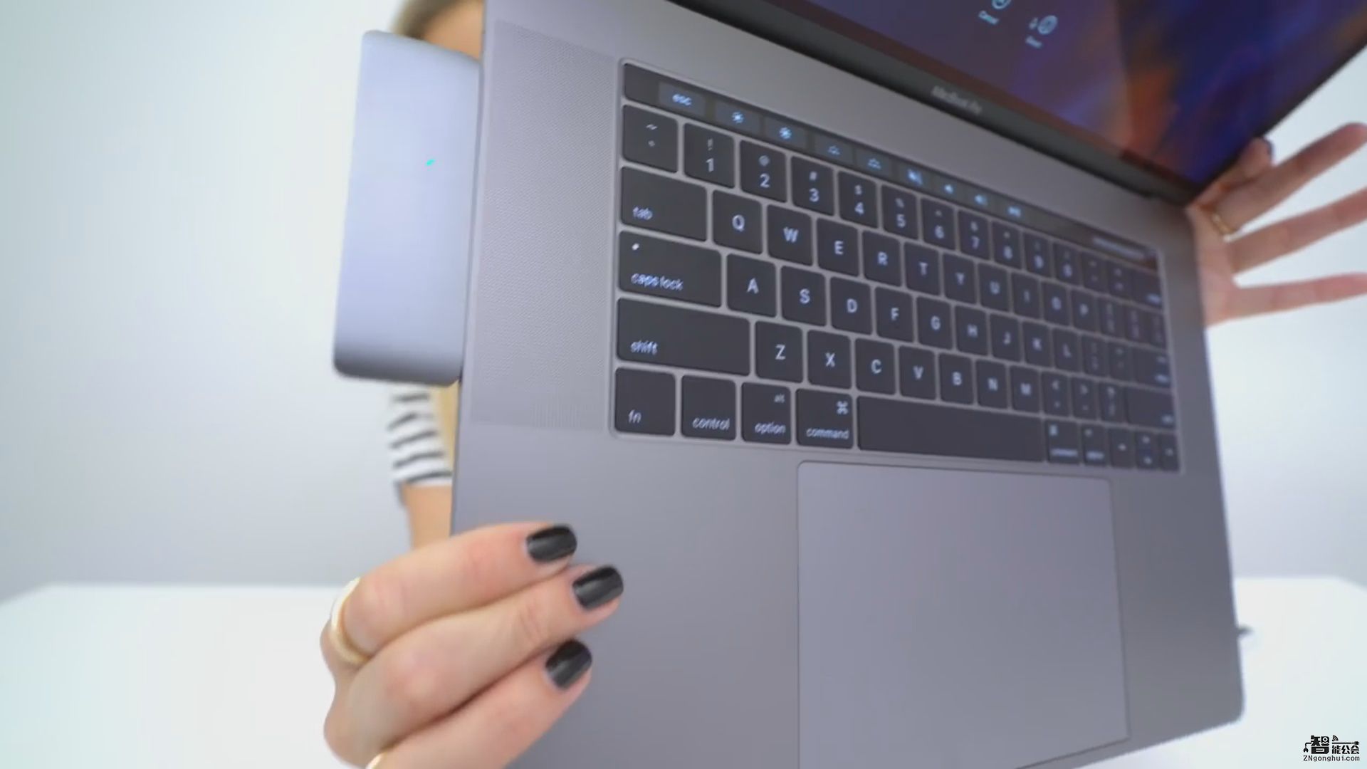 装X者哭晕！原因竟是新MacBook取消了这个功能... 智能公会