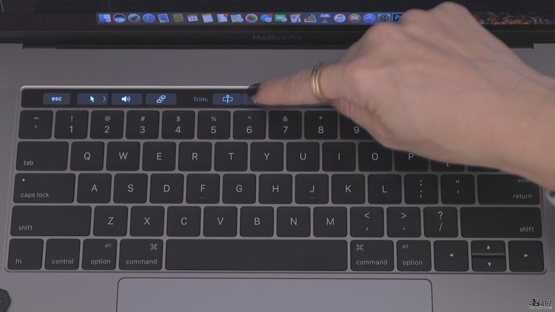 装X者哭晕！原因竟是新MacBook取消了这个功能... 智能公会