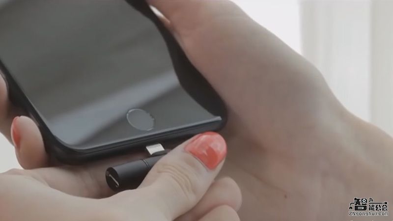 用苹果7的别错过！这个玩意可以让你边充电边听歌 智能公会