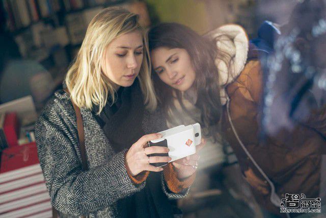 炫酷！这款手机壳可以让你的手机瞬间变身拍立得 智能公会