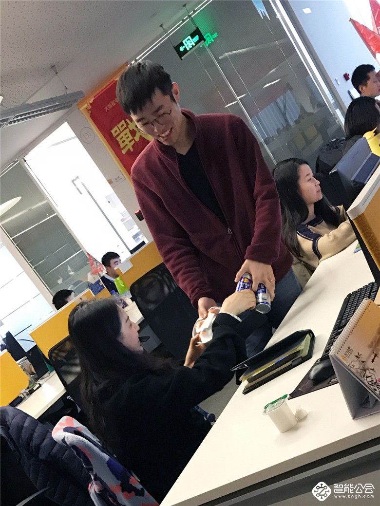 贴心！苏宁花式创新“刷脸”上班 黑眼圈就送咖啡 智能公会