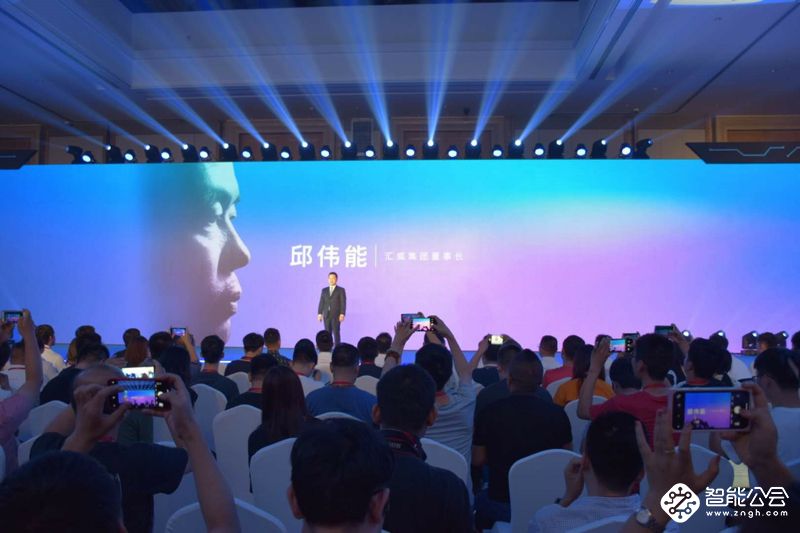 AI三摄+六键合一！汇威AICALL V9手机为AI而来 智能公会