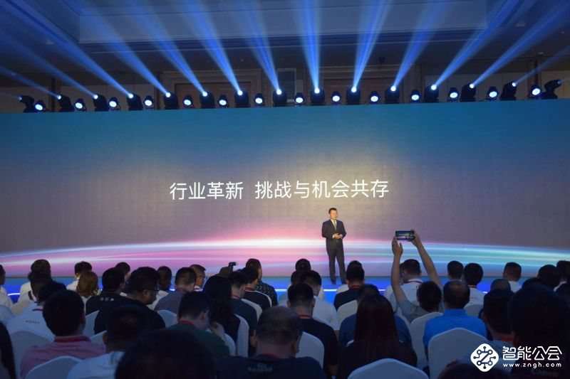 AI三摄+六键合一！汇威AICALL V9手机为AI而来 智能公会