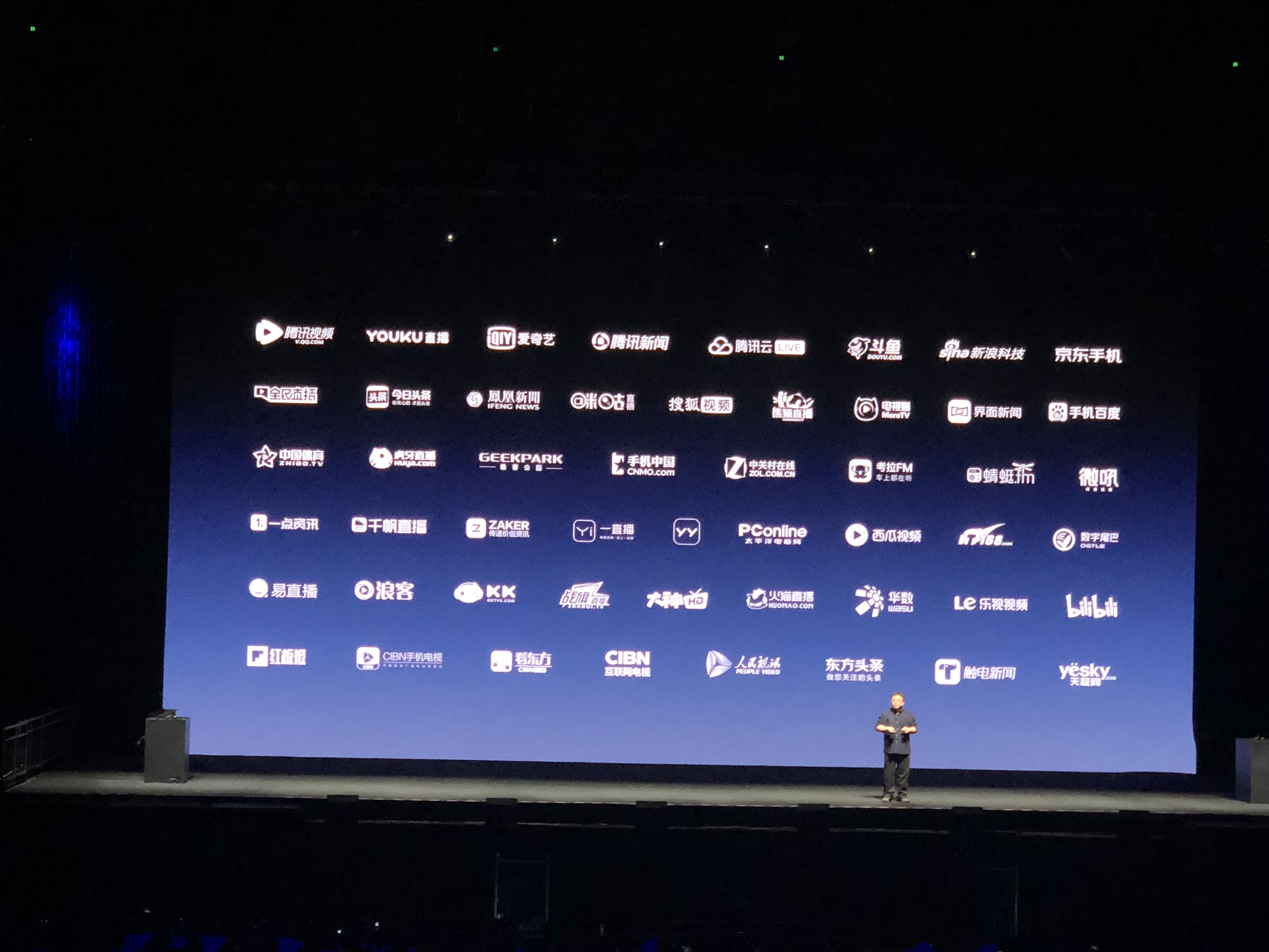 当理解不再万岁时 坚果Pro 2S发布会上老罗又幽默了一把 智能公会