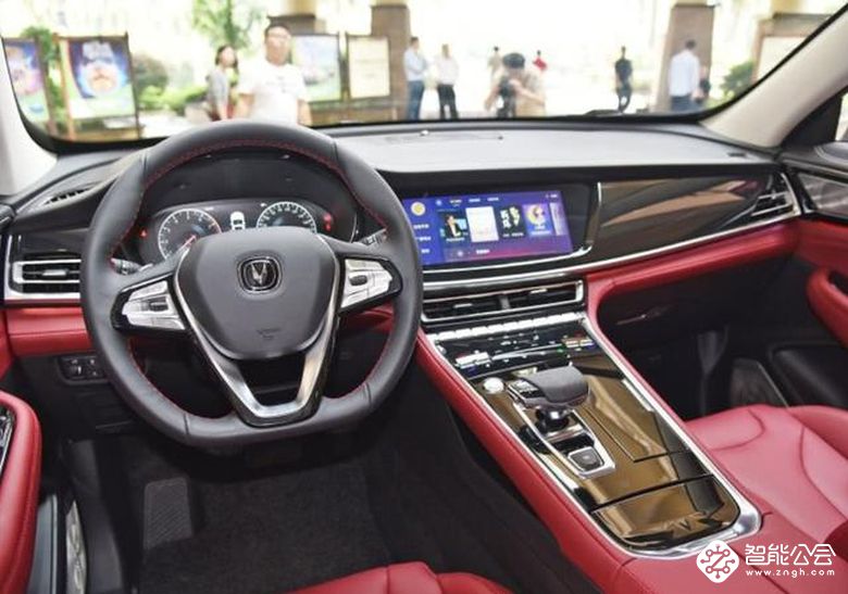 自主顶尖2.0T加丰田8AT，轿跑设计，长安CS85实车亮相 智能公会