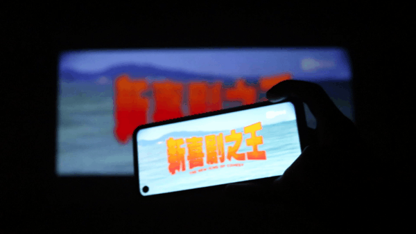 居家旅行投影神器 联想V5便携家用投影仪体验 智能公会