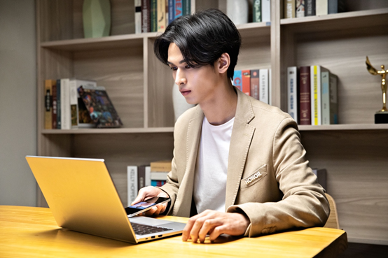 荣耀Play5正式发布：支持66W超级快充 售价2099元起 智能公会