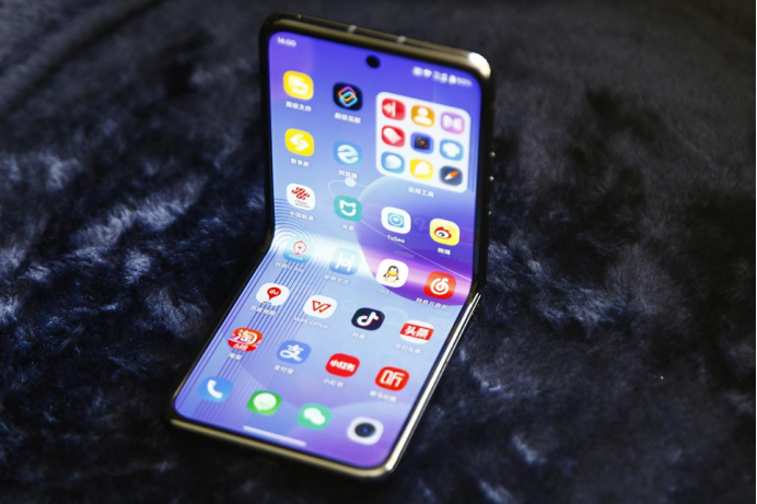 全系标配实用4寸大外屏 联想moto razr 50 Ultra AI元启掀旗舰小折叠普及风 智能公会