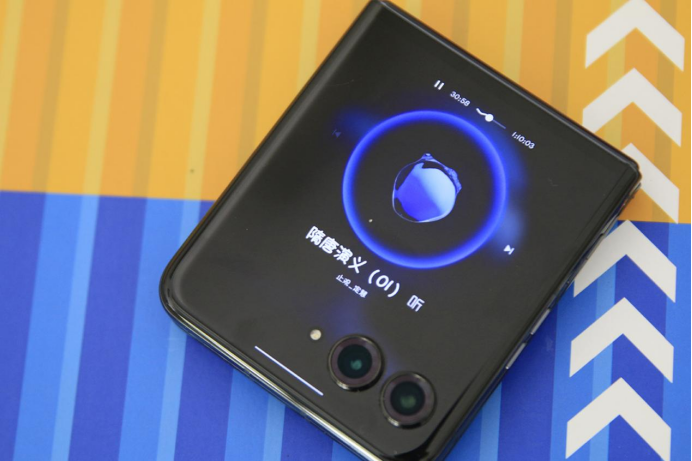全系标配实用4寸大外屏 联想moto razr 50 Ultra AI元启掀旗舰小折叠普及风 智能公会