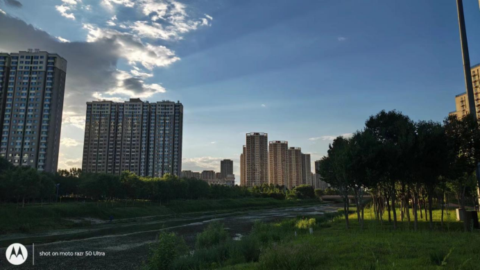 全系标配实用4寸大外屏 联想moto razr 50 Ultra AI元启掀旗舰小折叠普及风 智能公会