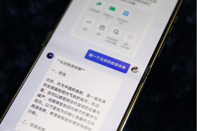 全系标配实用4寸大外屏 联想moto razr 50 Ultra AI元启掀旗舰小折叠普及风 智能公会