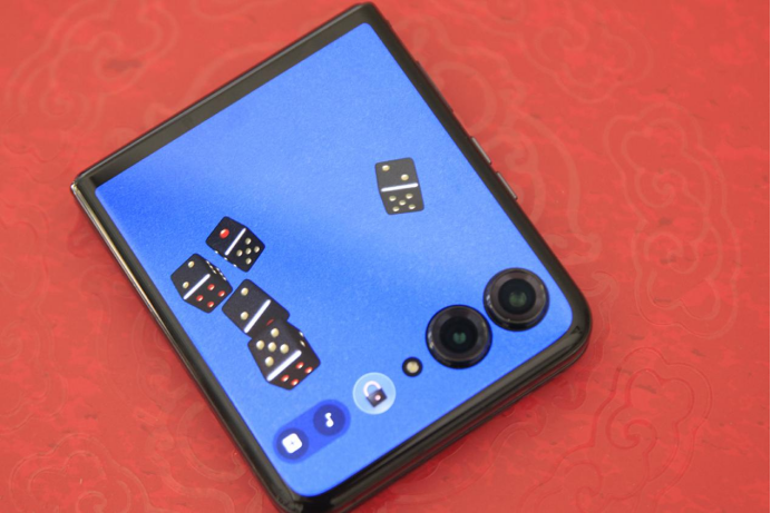 全系标配实用4寸大外屏 联想moto razr 50 Ultra AI元启掀旗舰小折叠普及风 智能公会