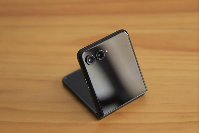 全系标配实用4寸大外屏 联想moto razr 50 Ultra AI元启掀旗舰小折叠普及风 智能公会