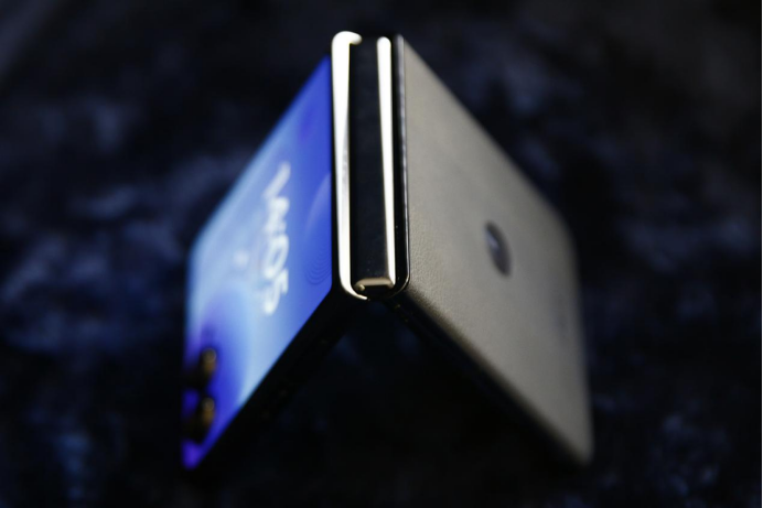 全系标配实用4寸大外屏 联想moto razr 50 Ultra AI元启掀旗舰小折叠普及风 智能公会