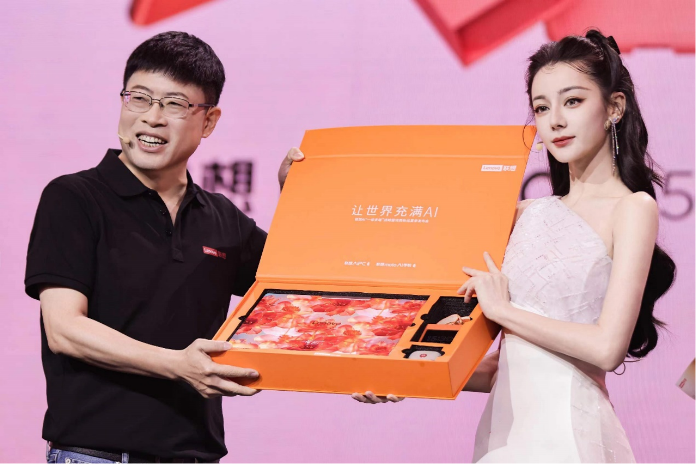 联想发布YOGA AI PC与联想moto razr折叠屏AI手机，打造全场景超级互联体验 智能公会