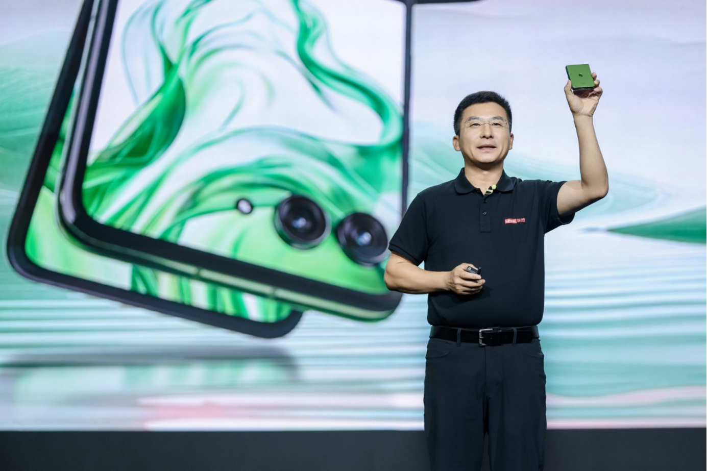 联想发布YOGA AI PC与联想moto razr折叠屏AI手机，打造全场景超级互联体验 智能公会