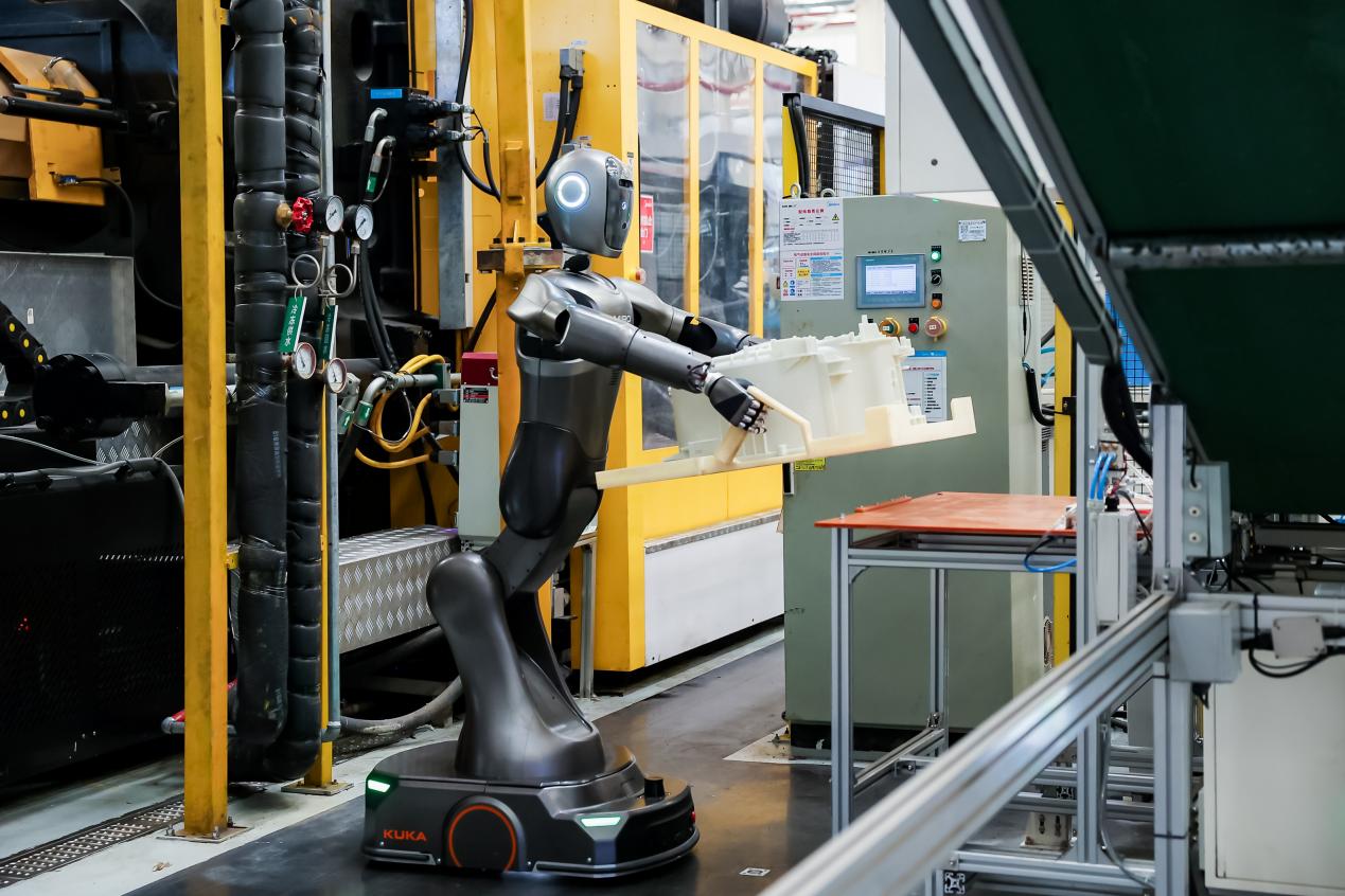 首个智能体工厂获世界纪录认证，美的引领智能制造范式跃迁 智能公会