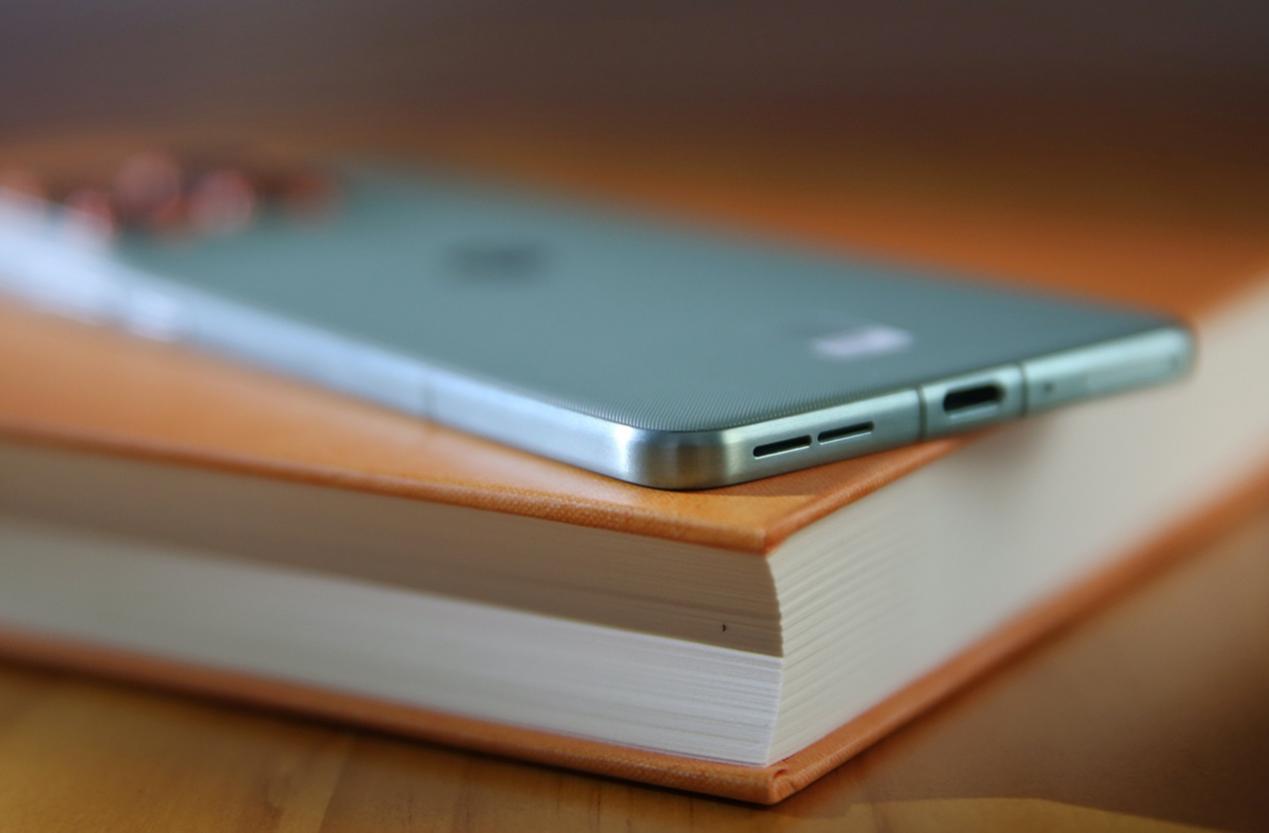 轻薄全能旗舰 体验无短板 联想moto X70 Air AI手机深度评测 智能公会